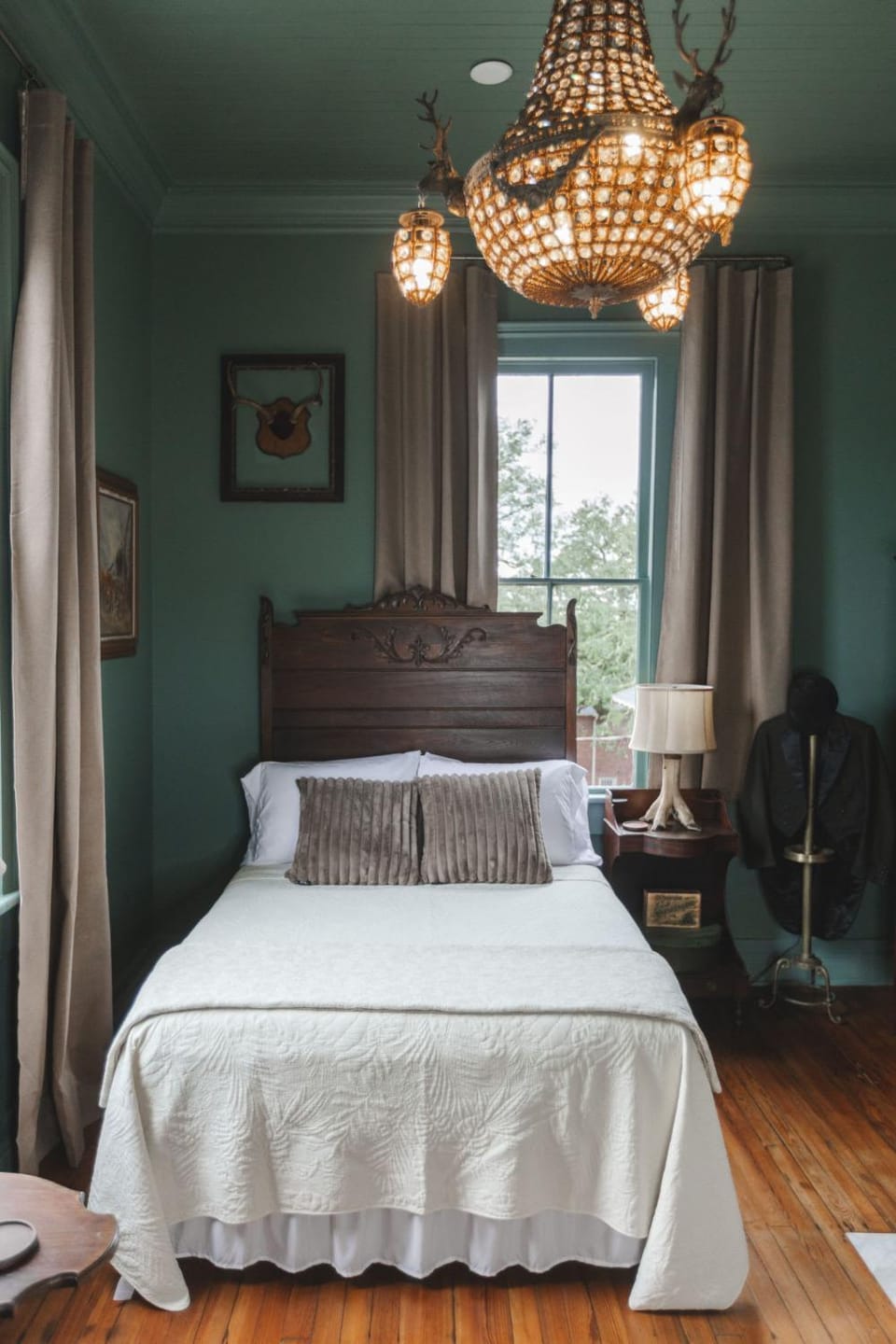The Gilded Lady- The Gentleman's Room Apartment in Pensacola