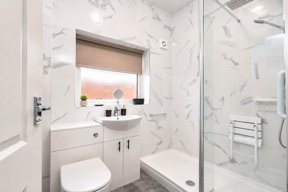 Modern 2 Bed Near Seafront and Easy Commute Links House in South Shields