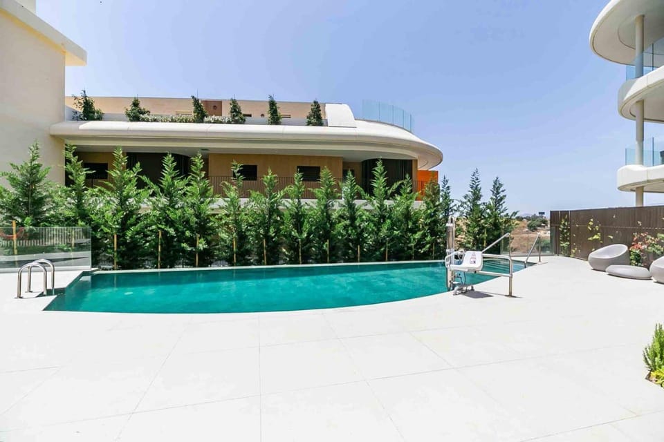Property building, Swimming pool, sunbed
