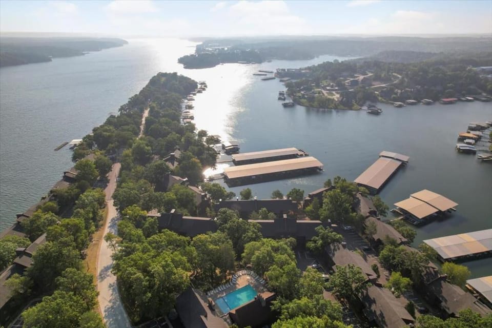 Lakefront Condo Indoor pool sauna & pickle ball House in Lake of the Ozarks