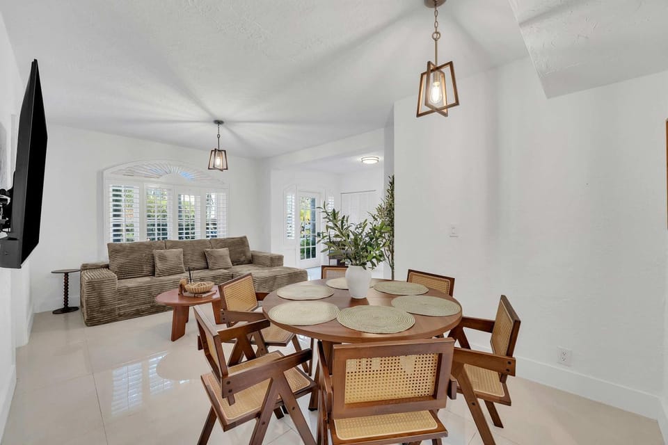 Spacious & Stylish 2BR Retreat near Victoria Park Apartment in Fort Lauderdale