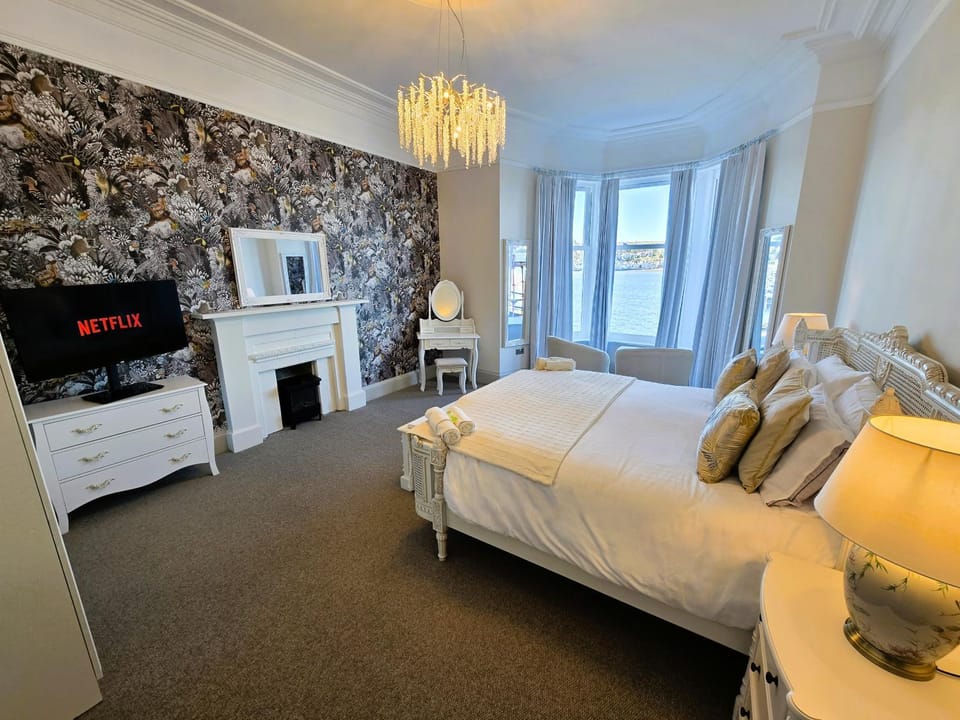Bed, TV and multimedia, Photo of the whole room, Bedroom