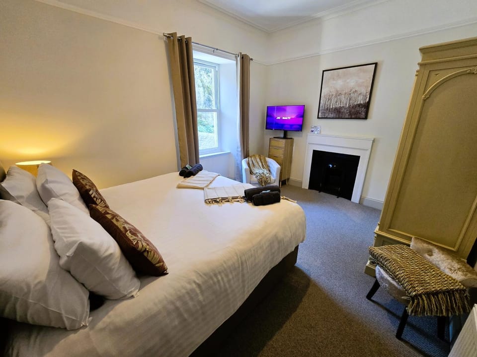 Bed, TV and multimedia, Photo of the whole room, Bedroom