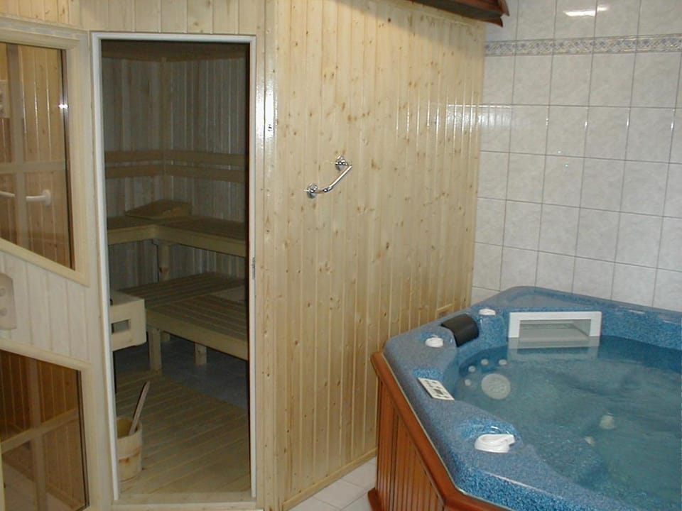 Hot Tub, Sauna