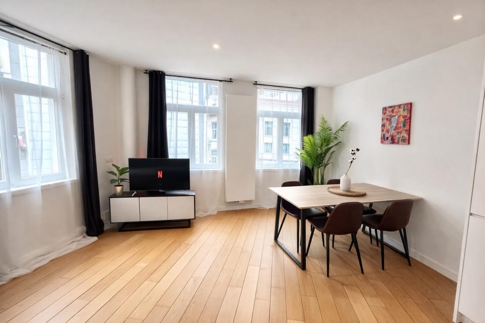 TV and multimedia, Seating area, Dining area