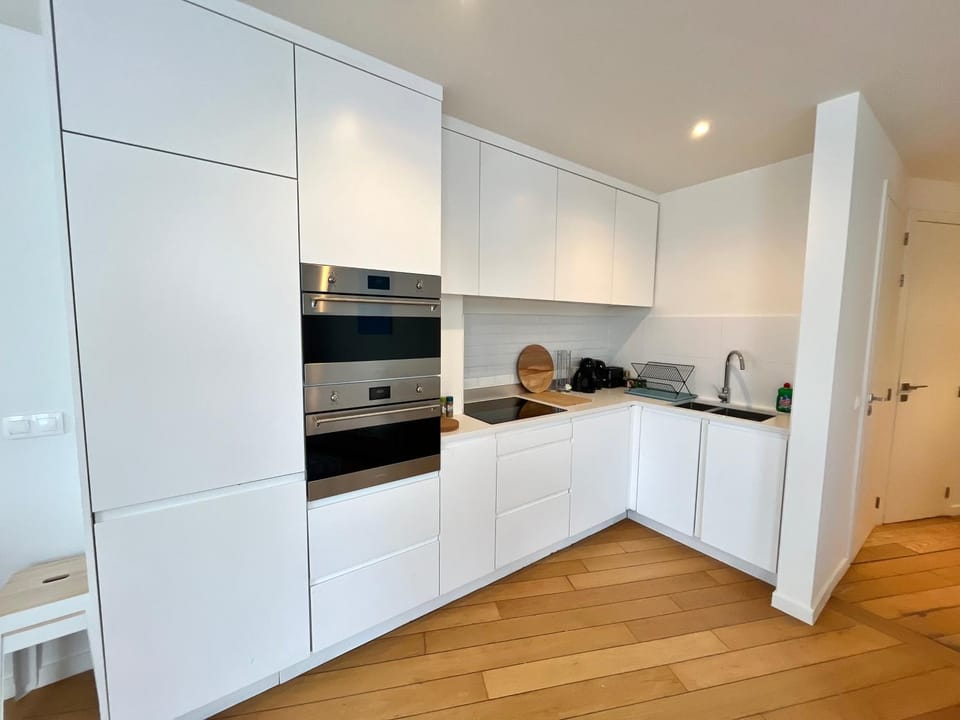 Coffee/tea facilities, Kitchen or kitchenette, dishwasher, stove, toaster