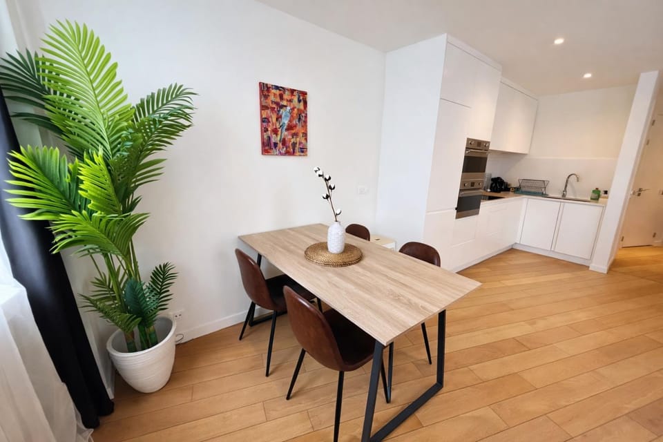 Kitchen or kitchenette, Dining area, stove