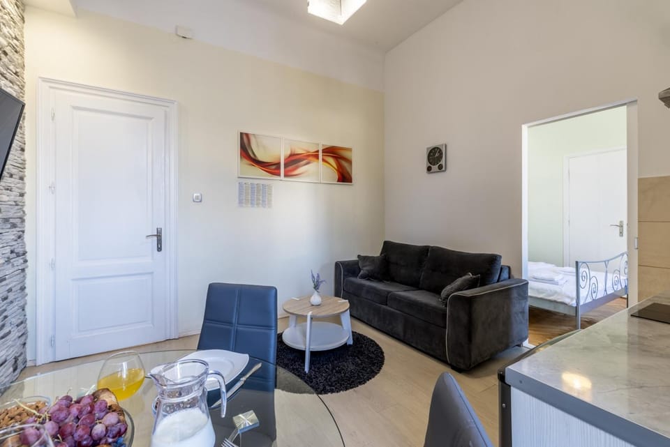Kitchen or kitchenette, Living room, Seating area, Dining area, air conditioner