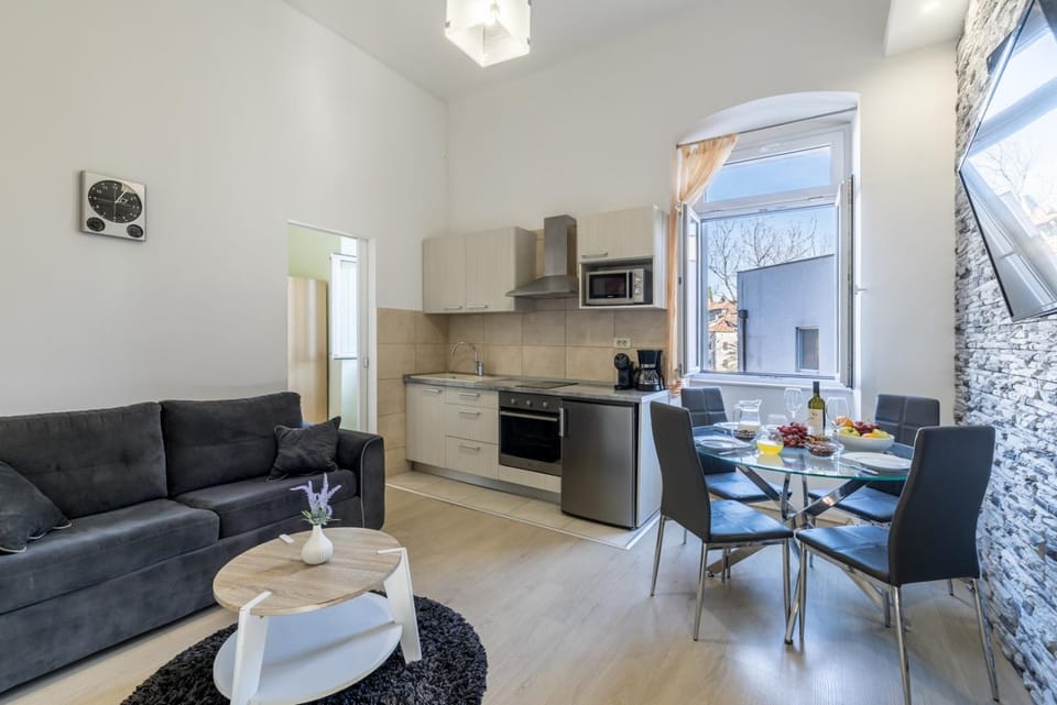 Kitchen or kitchenette, Living room, Seating area, Dining area, air conditioner