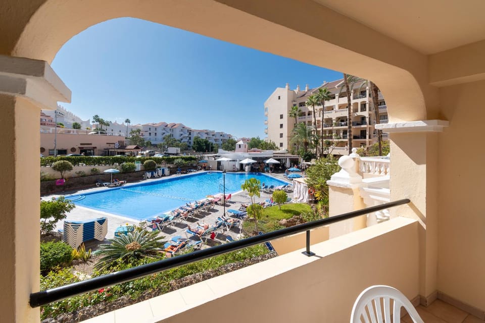 Central 1 Bedroom Apartment Communal Heated Pool Apartment in Los Cristianos