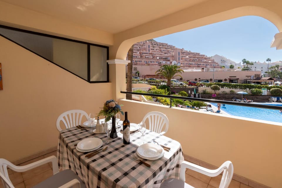 Central 1 Bedroom Apartment Communal Heated Pool Apartment in Los Cristianos
