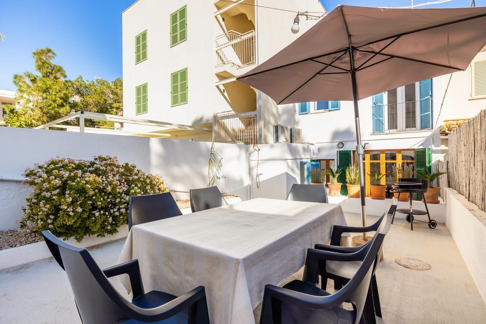 Property building, Balcony/Terrace, Living room