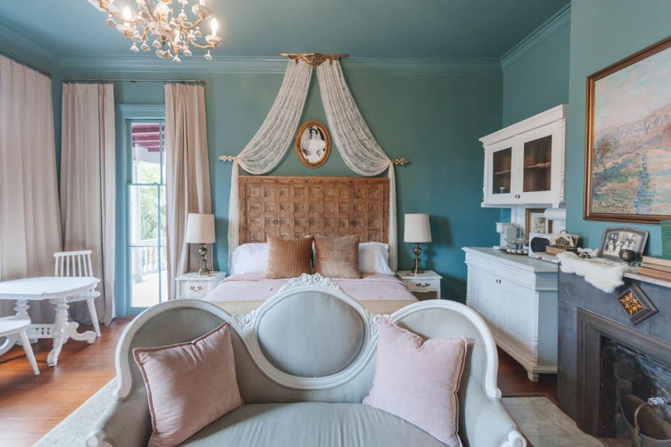 The Gilded Lady - The Wedding Suite Apartment in Pensacola