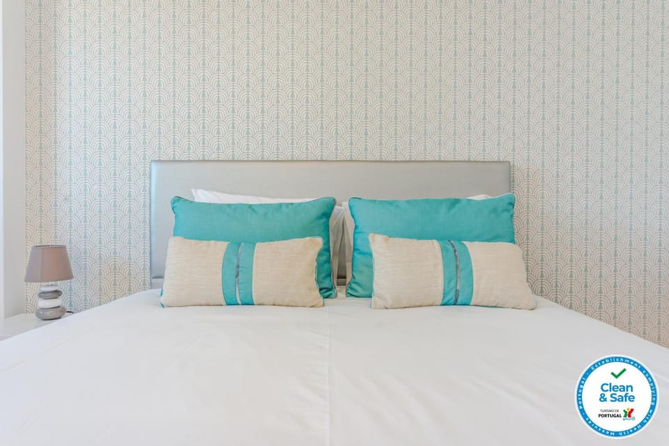 Staff, Bed, People, Decorative detail, Bedroom, Family