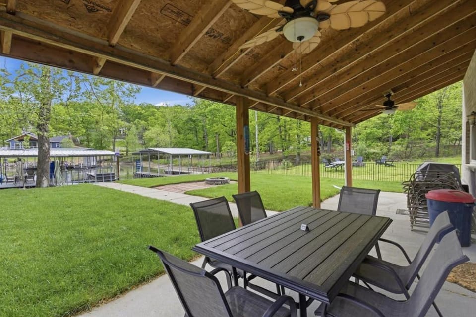 Blue Haven Lakefront Bungalow House in Lake of the Ozarks