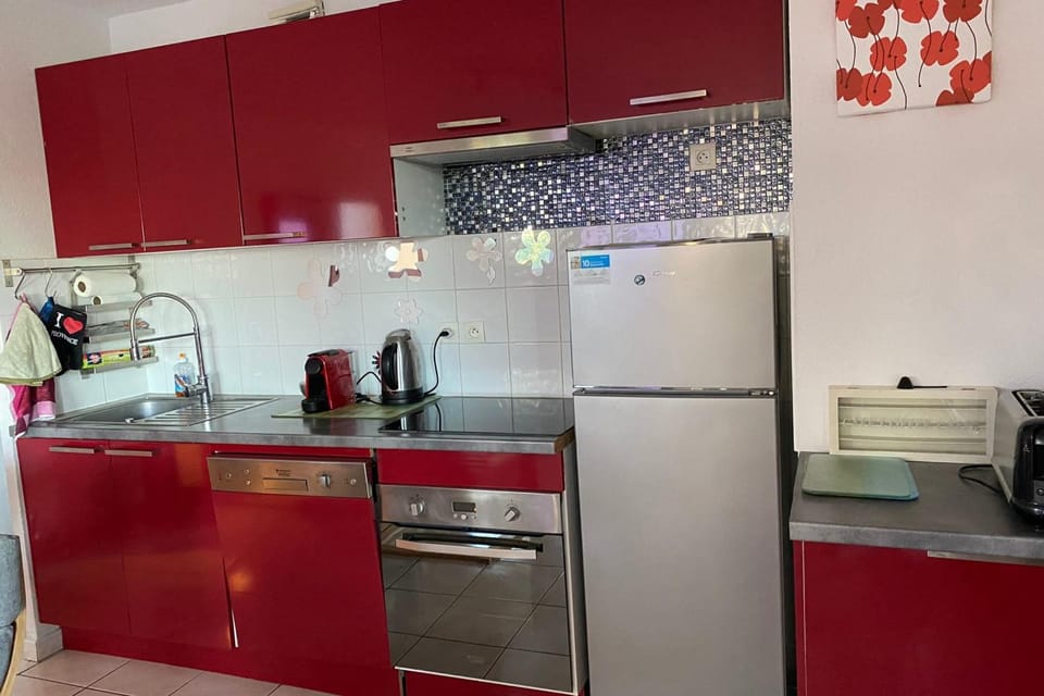 Large T4 with pool terrace and beach on foot Apartment in Fréjus