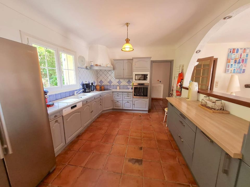 Kitchen or kitchenette, dishwasher, oven, stove