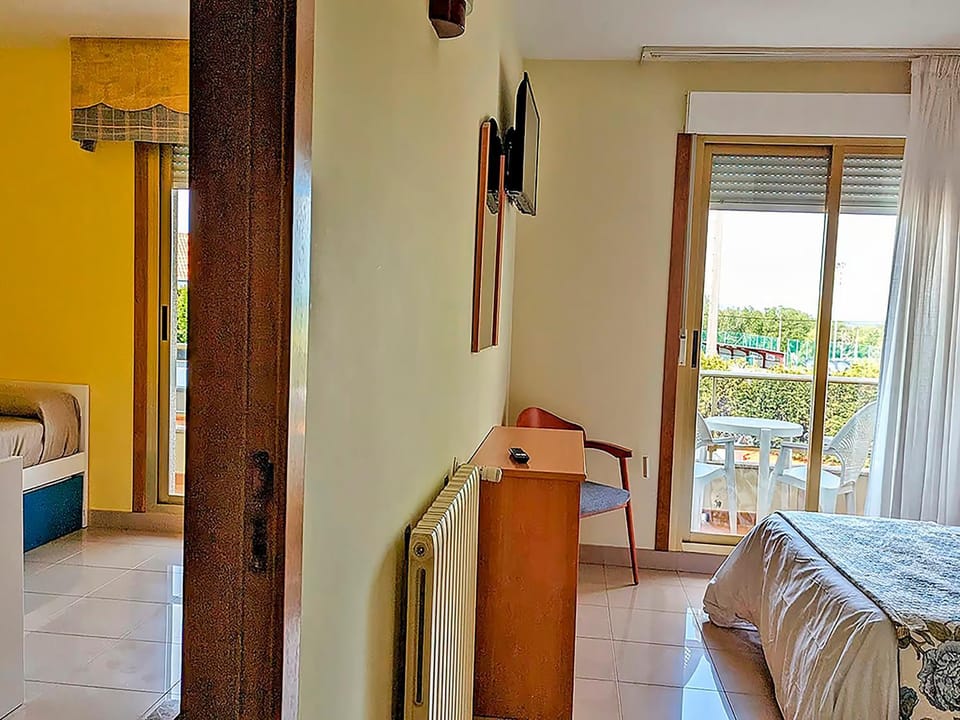 Restaurant/places to eat, Spring, Bed, Winter, Summer, Children play ground, Garden, Balcony/Terrace, Photo of the whole room, Beach, Tennis court, Hiking, Bedroom, Autumn, Food, Pool view, Swimming pool, Sports, Meals, Breakfast, Dinner, children, children, young children, young children, older children, older children, group of guests, group of guests, Family, Family, Parking, heating, heating, internet, internet, pet friendly, pet friendly, air conditioner, air conditioner