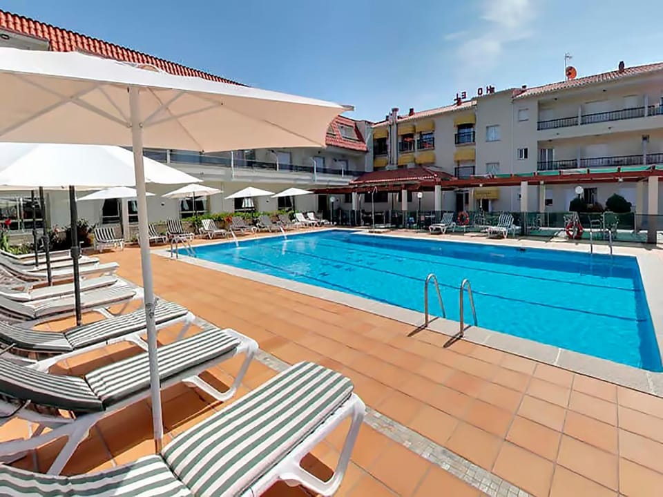 Property building, Restaurant/places to eat, Spring, Summer, Children play ground, Garden, Beach, Tennis court, Hiking, Food, Pool view, Swimming pool, Sports, Meals, Breakfast, Dinner, children, children, young children, young children, older children, older children, group of guests, group of guests, Family, Family, Parking, heating, internet, internet, pet friendly, pet friendly, sunbed, air conditioner