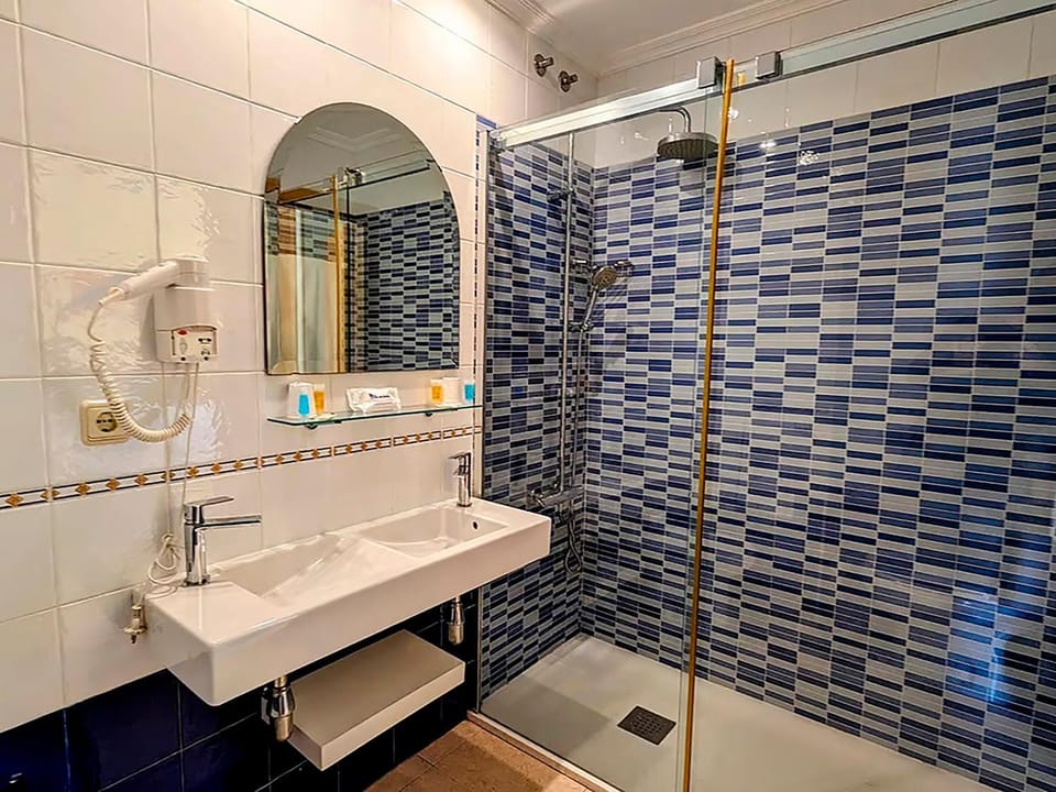 Shower, Restaurant/places to eat, Spring, Winter, Summer, Children play ground, Garden, Bathroom, Beach, Tennis court, Hiking, Autumn, Food, Swimming pool, Sports, Meals, Breakfast, Dinner, children, children, young children, young children, older children, older children, group of guests, group of guests, Family, Family, Parking, heating, internet, internet, pet friendly, pet friendly, air conditioner