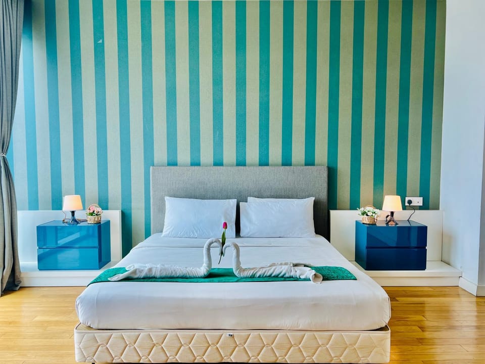 Bed, Bedroom, towels