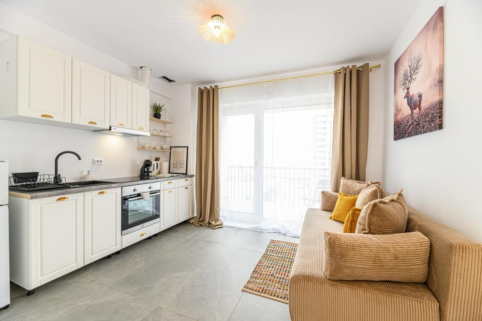 Coffee/tea facilities, Kitchen or kitchenette, Dining area, oven, stove