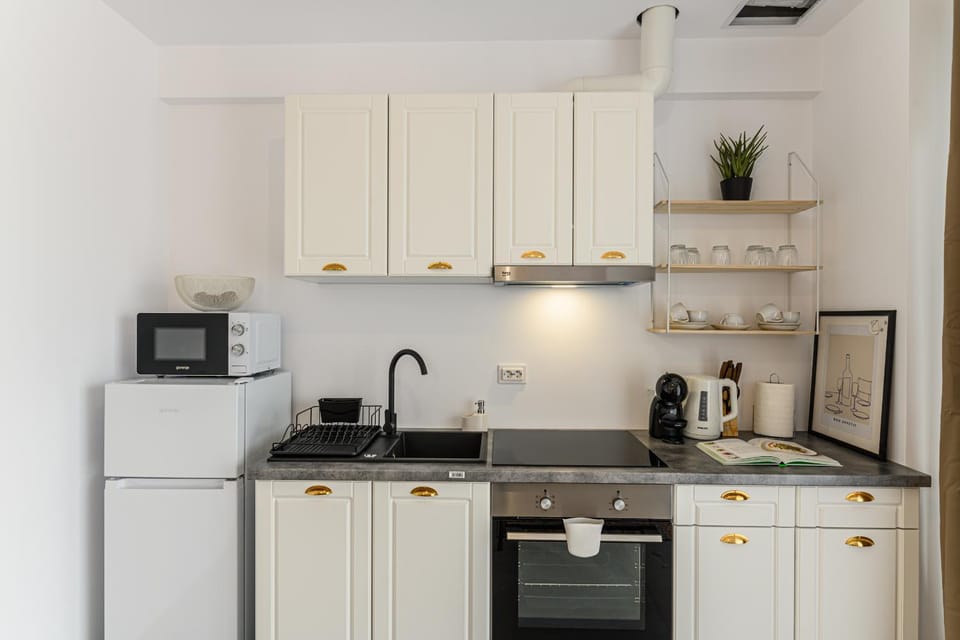 Coffee/tea facilities, Kitchen or kitchenette, oven, stove
