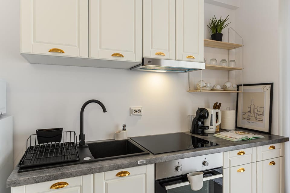 Coffee/tea facilities, Kitchen or kitchenette, stove