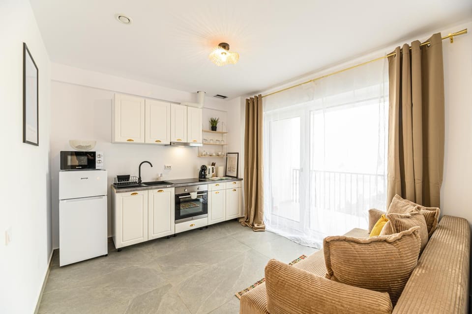 Coffee/tea facilities, Kitchen or kitchenette, Dining area, oven, stove