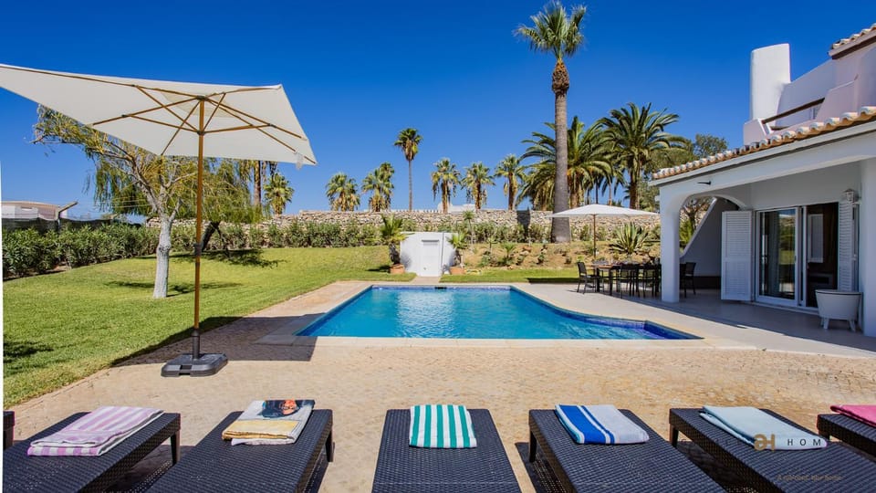 Greice Homes - Villa Carob Tree Villa in Quarteira