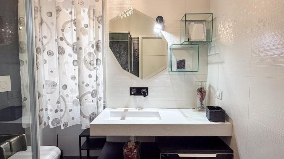 Family 2BR Apartment with Balcony, Near Metro Apartment in Milan