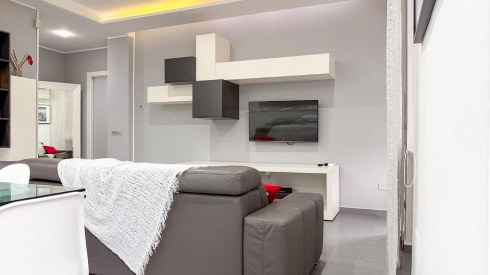Family 2BR Apartment with Balcony, Near Metro Apartment in Milan