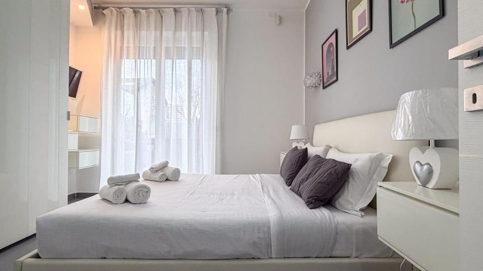 Family 2BR Apartment with Balcony, Near Metro Apartment in Milan