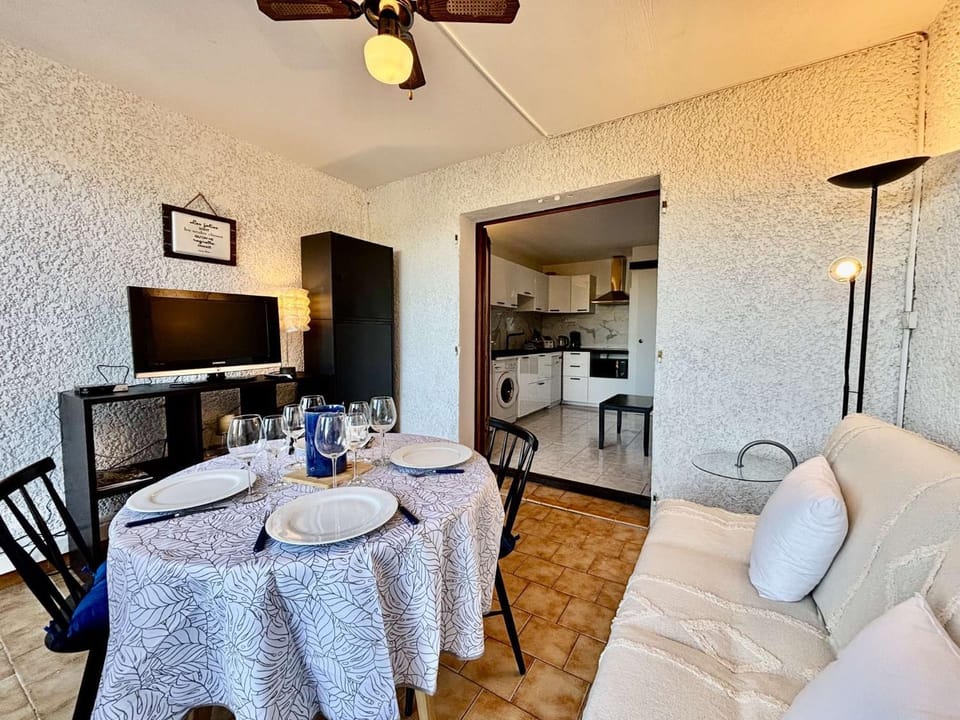 TV and multimedia, Kitchen or kitchenette, Living room, Seating area, Dining area