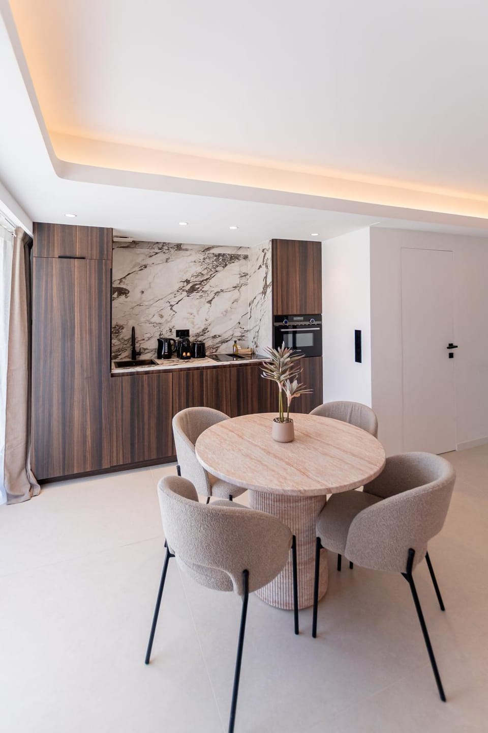 Kitchen or kitchenette, Living room, Seating area, Dining area