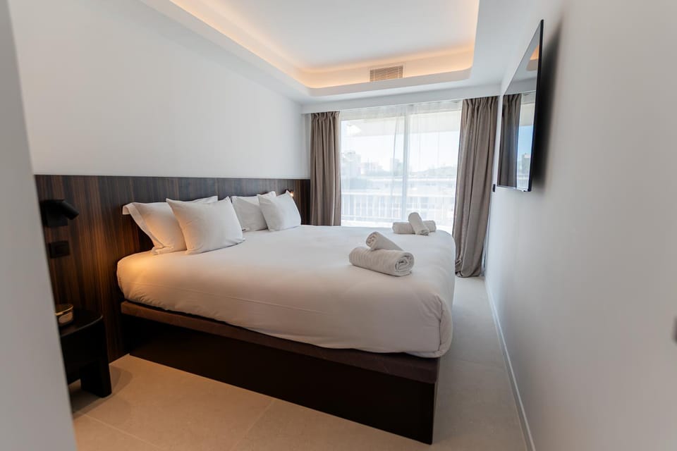 Bed, TV and multimedia, Photo of the whole room, Bedroom