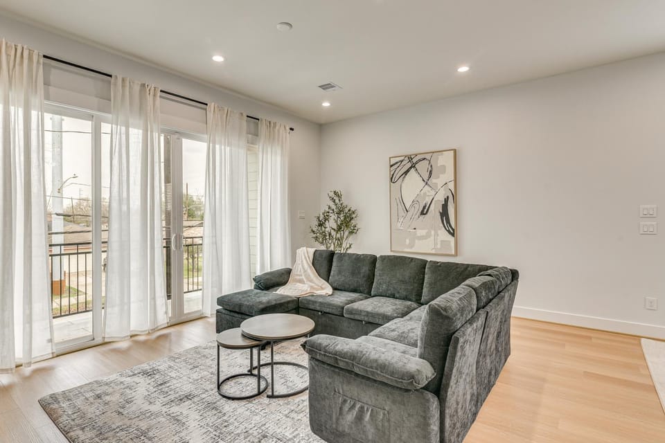 Near NRG Stadium: Group-Friendly Home Base! House in Houston
