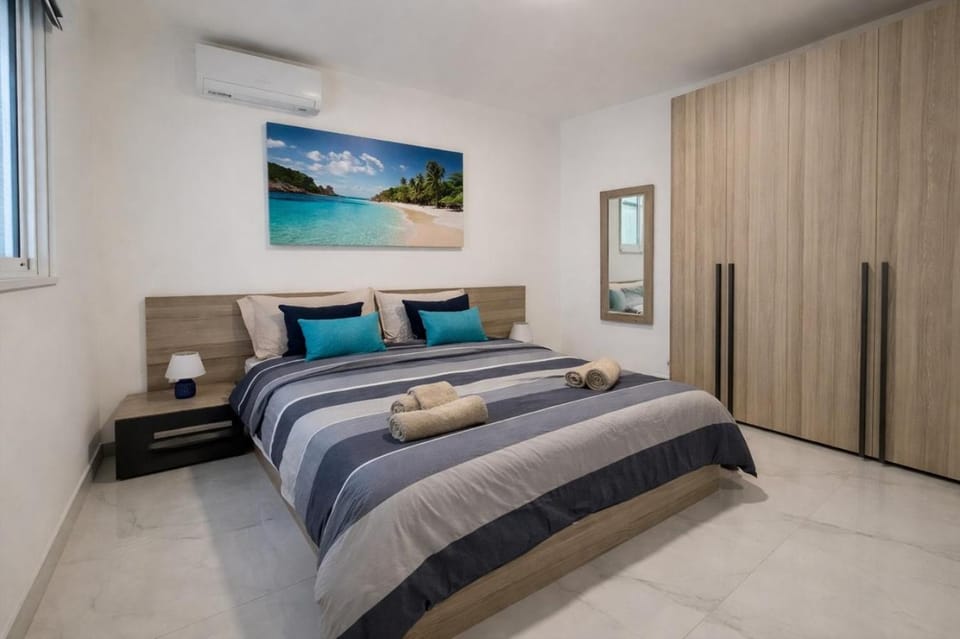 Bed, Balcony/Terrace, Photo of the whole room, Bedroom, towels, wardrobe, air conditioner