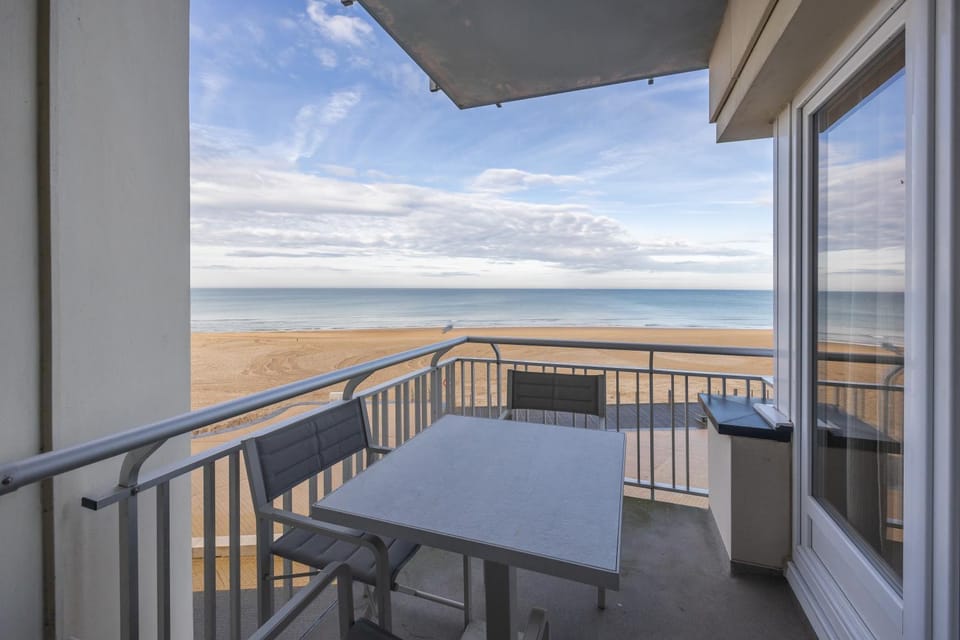 LECOMTE - The Shoreline Deluxe 87 Apartment in Ostend