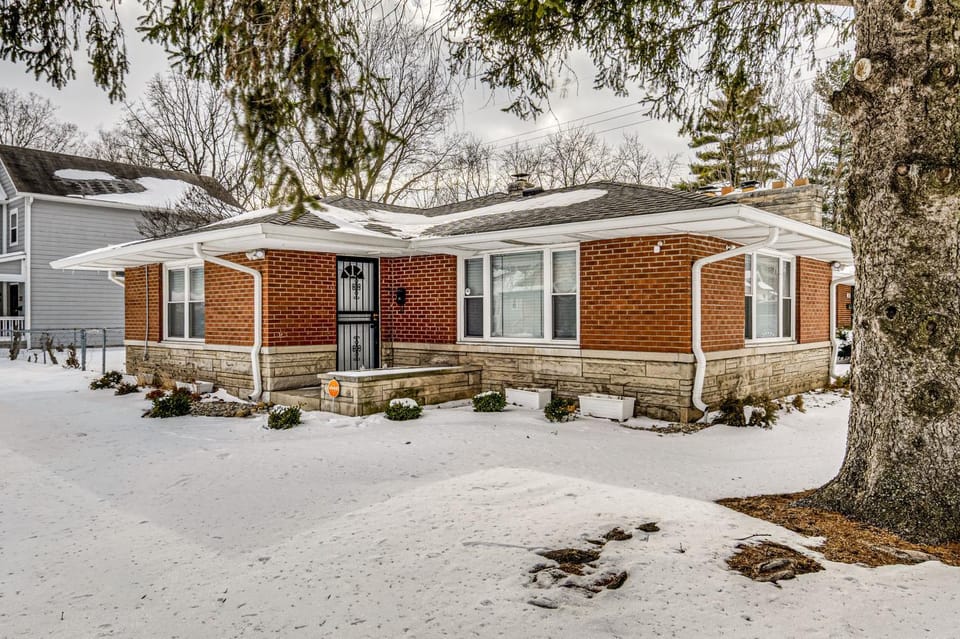 4 Mi to Dtwn Indy! Couple’s Retreat in Crown Hill House in Indianapolis