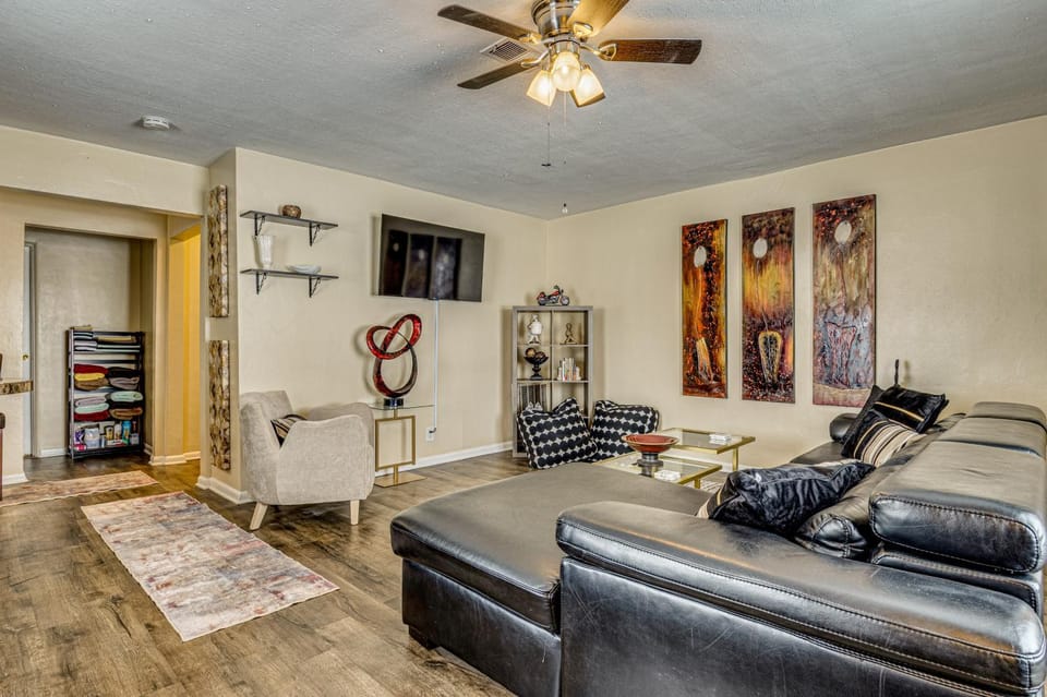 4 Mi to Dtwn Indy! Couple’s Retreat in Crown Hill House in Indianapolis