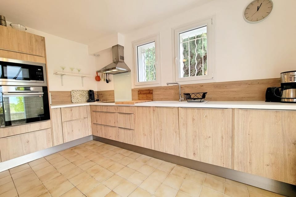 Ground Floor Terrace Garden and Sea View House in La Cadière-d'Azur