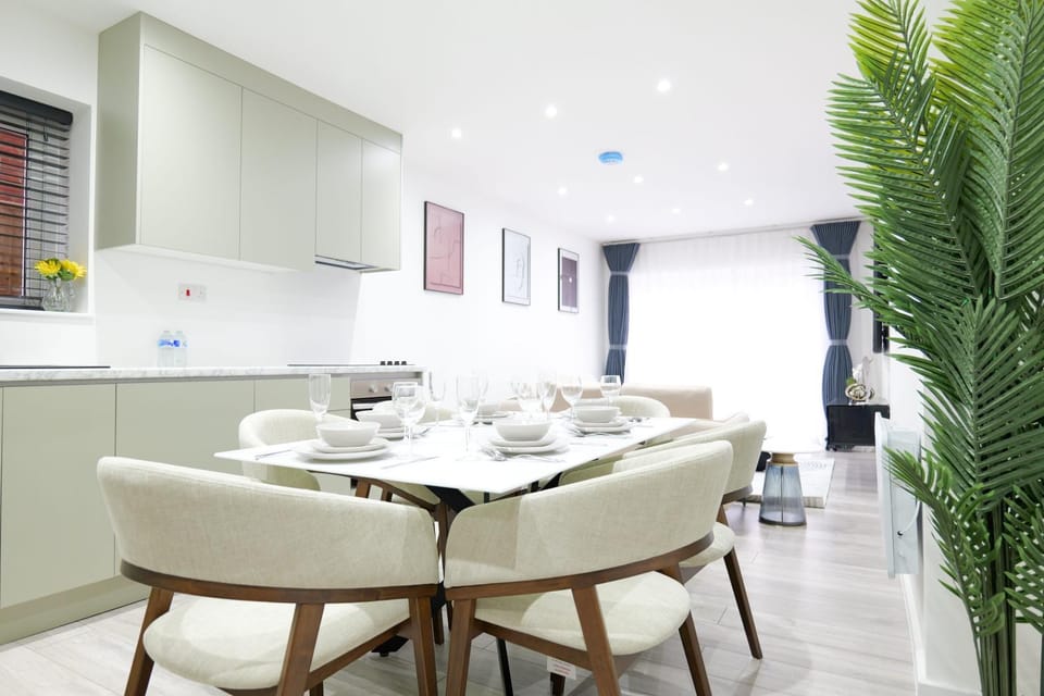 Kitchen or kitchenette, Living room, Seating area, Dining area