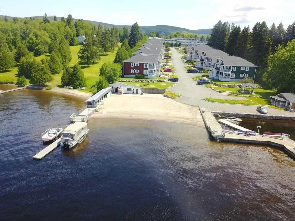 Condo Lac Archambault Fireplace beach Apartment in Saint-Donat