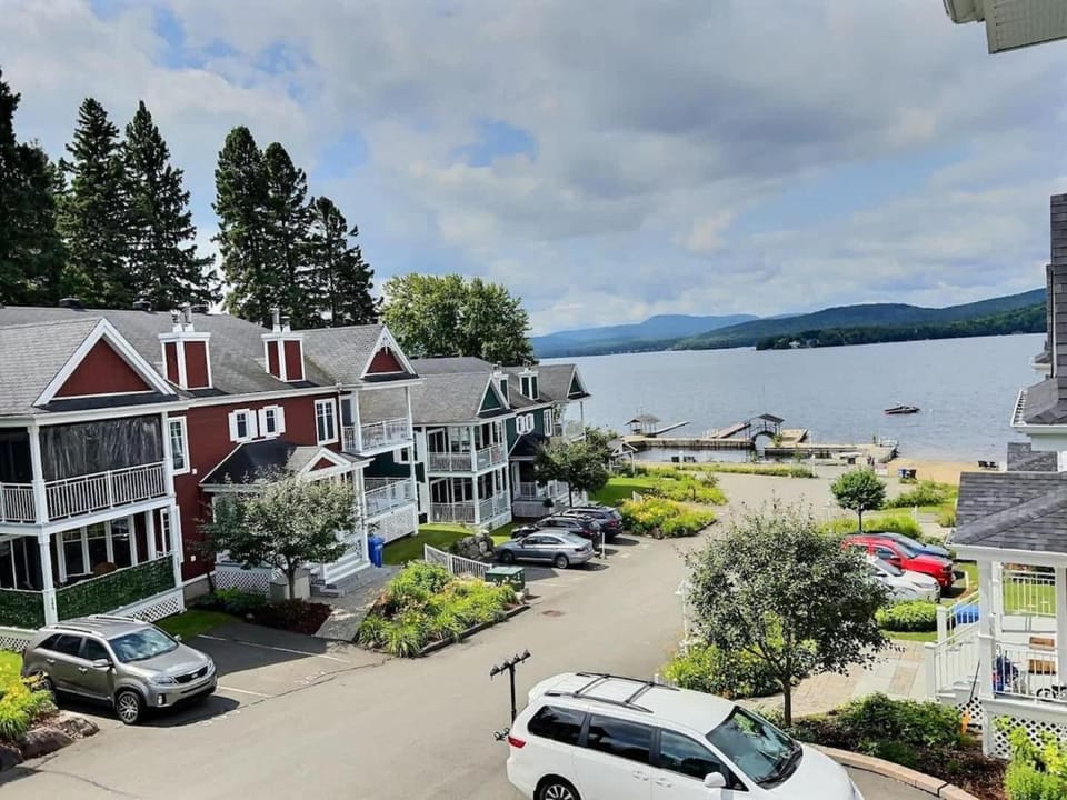 Condo Lac Archambault Fireplace beach Apartment in Saint-Donat