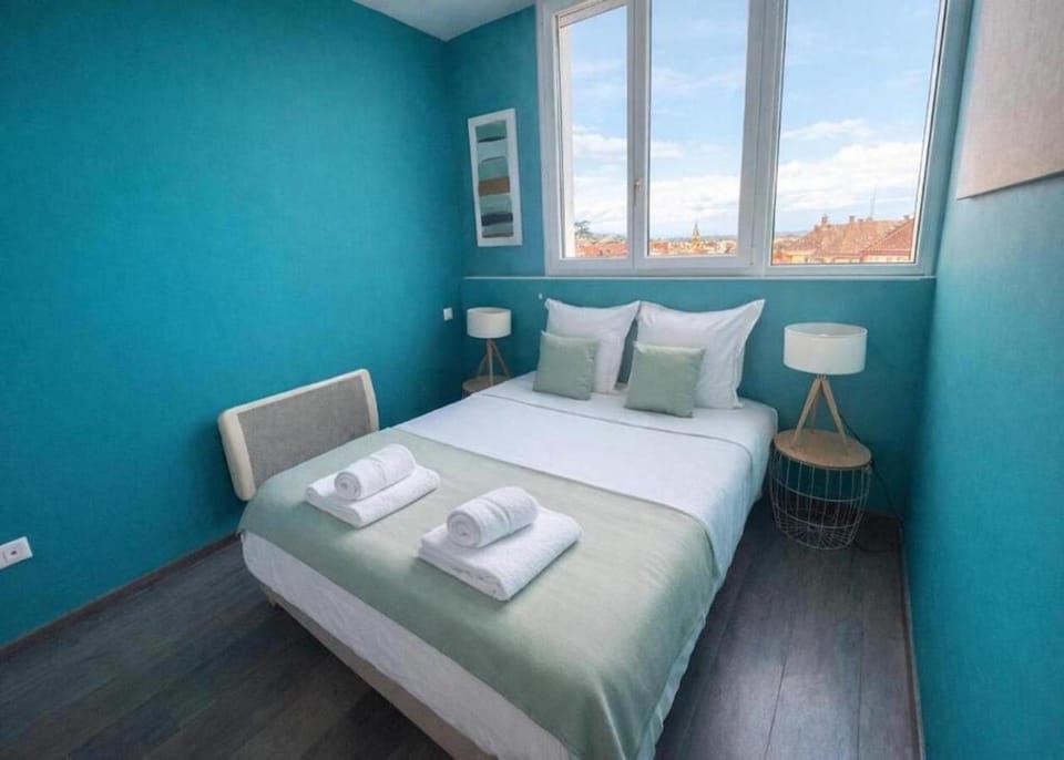 Photo of the whole room, Bedroom, towels