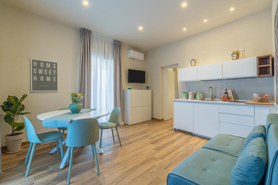 TV and multimedia, Kitchen or kitchenette, Living room, Seating area, Dining area, minibar, stove