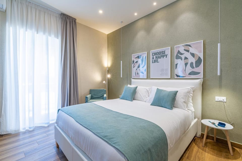 Bed, Photo of the whole room, Decorative detail, Bedroom