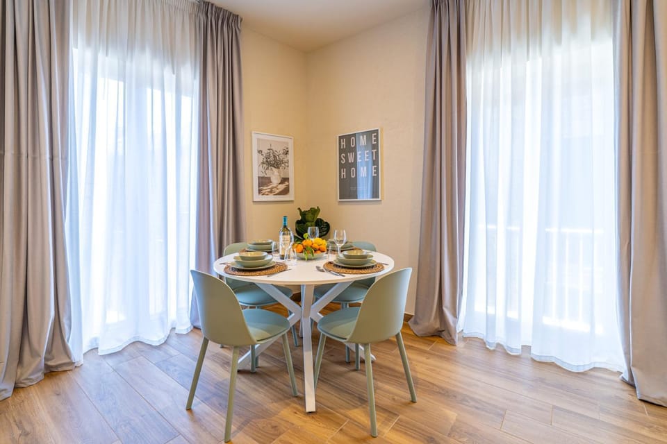 Living room, Photo of the whole room, Seating area, Dining area, Lunch