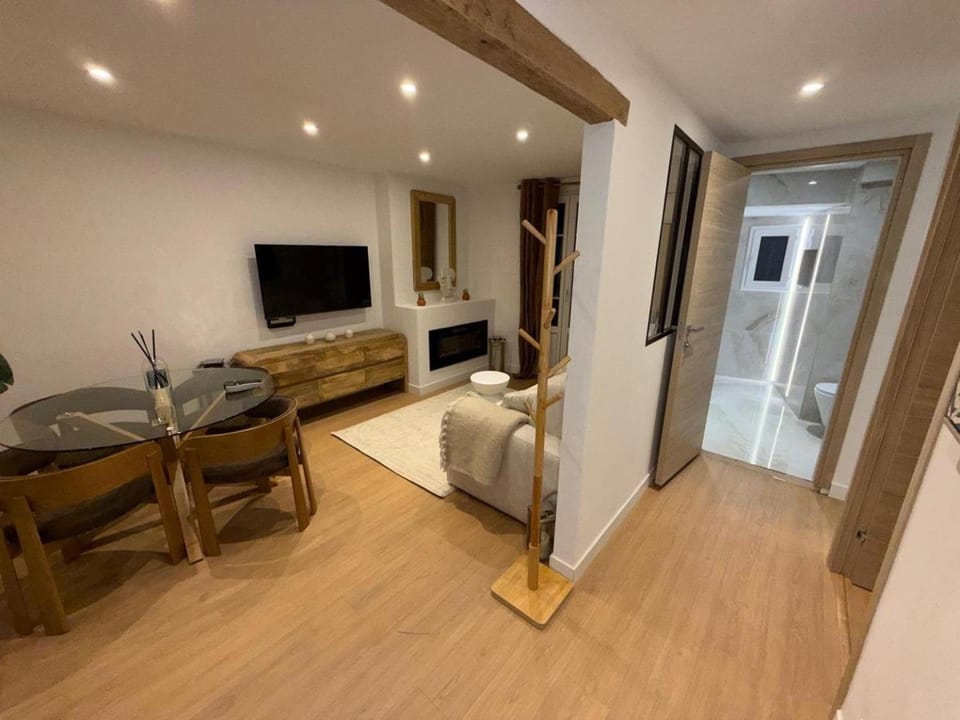 Repère des Artistes - central, 3mn from Beach, 10mn Palais, modern, AC, balcony Apartment in Cannes